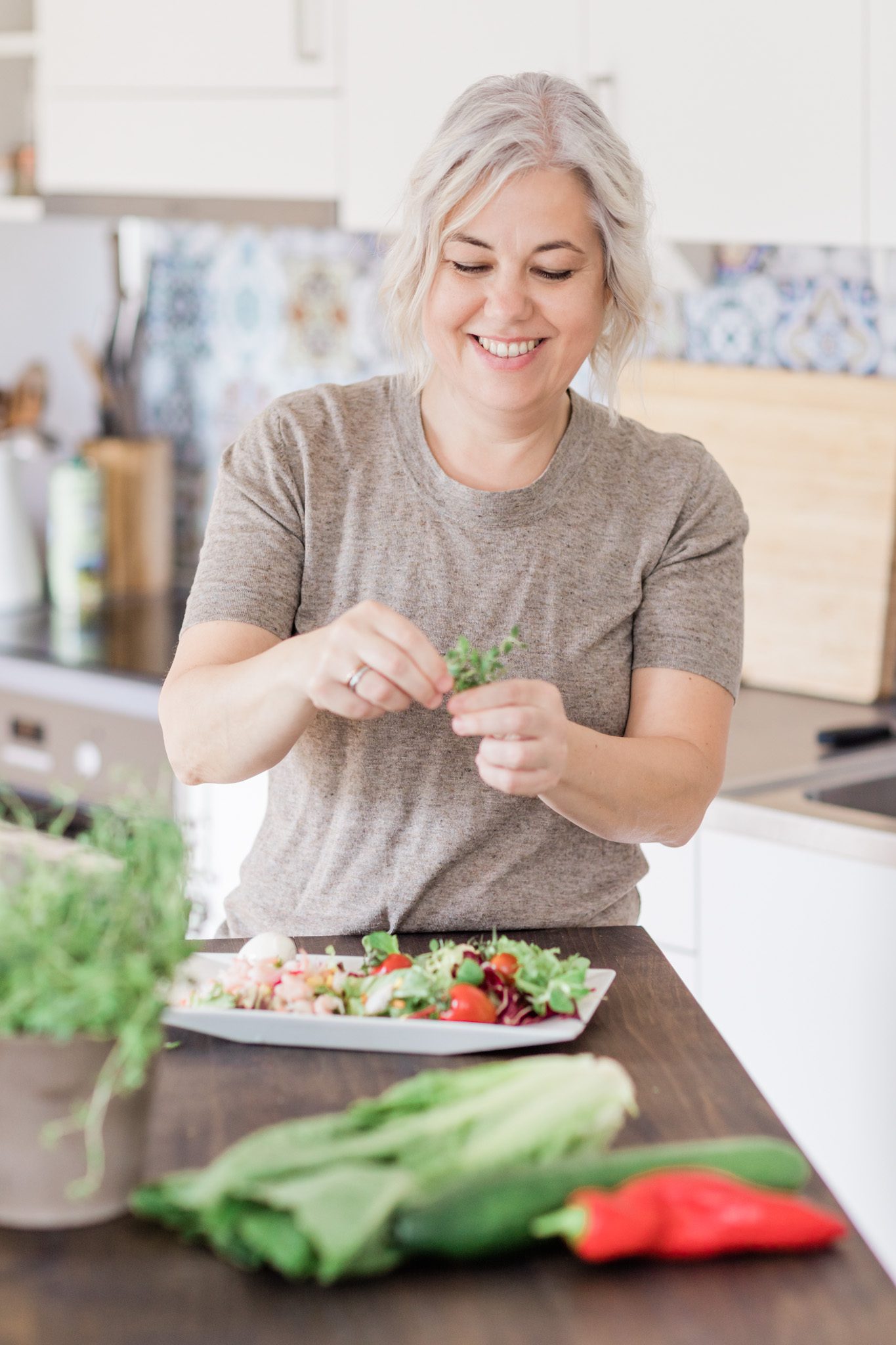 ett varumärkesfoto på hälsocoach Cecilia Isakson när hon lagar mat