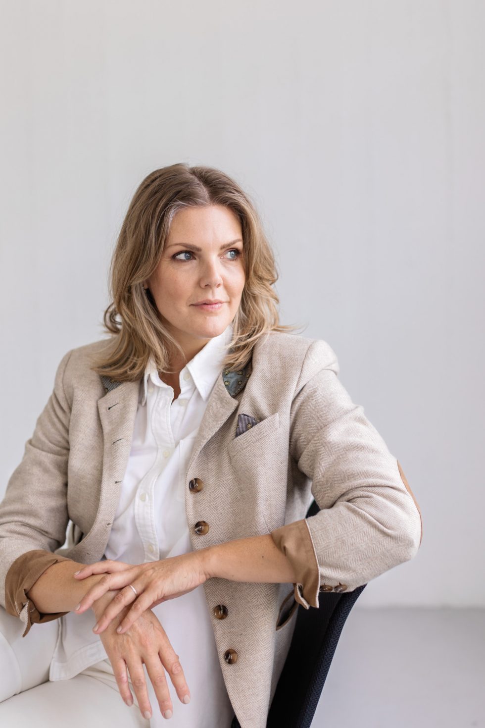 confident business portrait of Moa Diseborn wealth identity coach personal brand photos by Janine Laag Lumeah Photography Stockholm