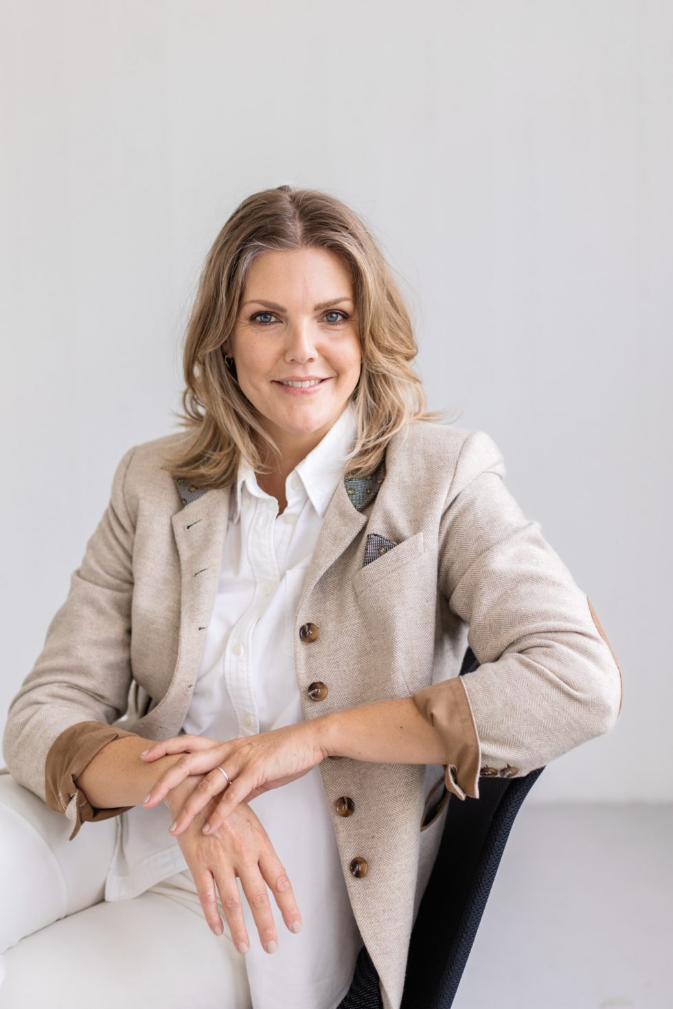 confident business portrait of Moa Diseborn wealth identity coach personal brand photos by Janine Laag Lumeah Photography Stockholm