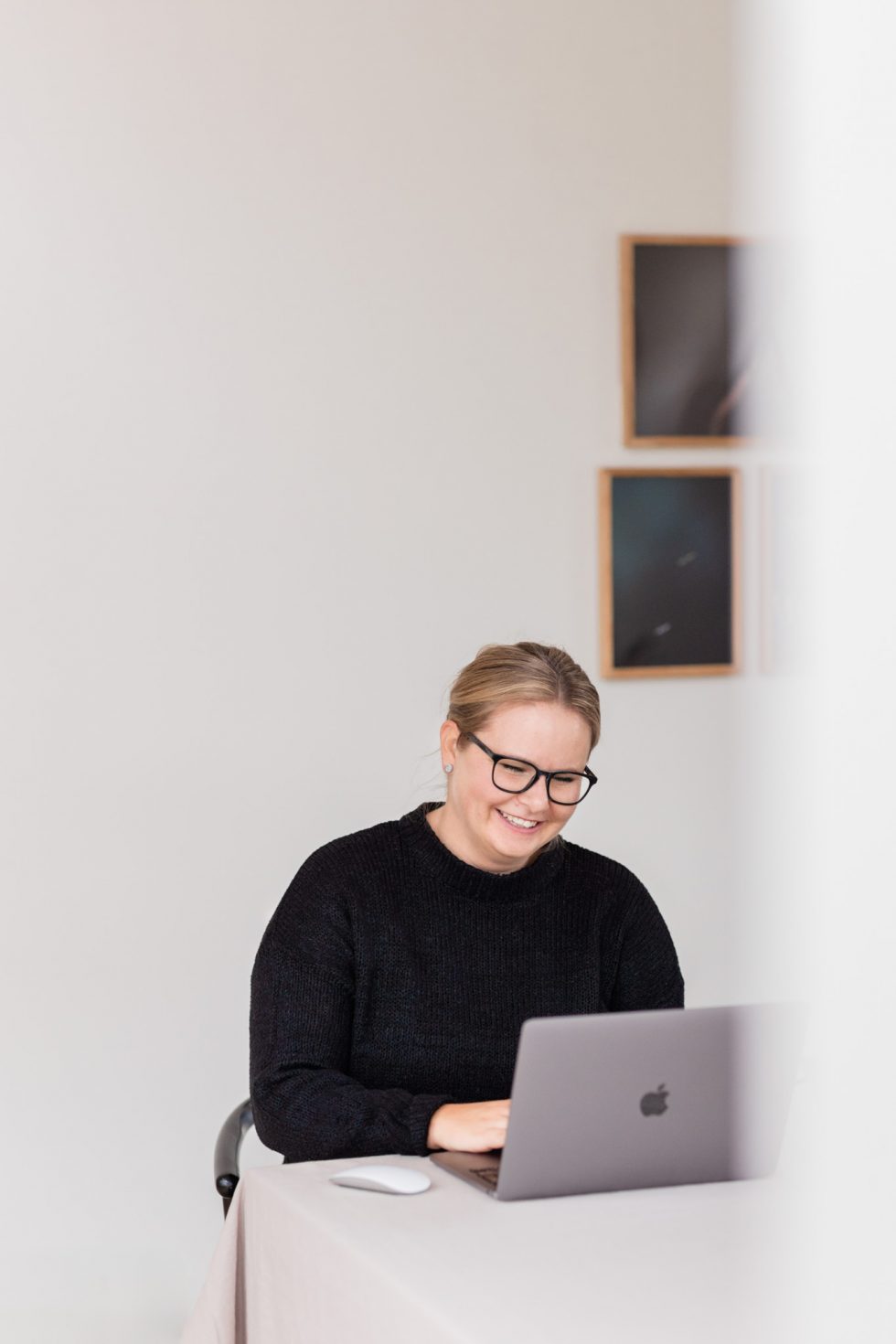 Personal brand photo of VA & Brand Designer Elin Bäck by Janine Laag at Lumeah Photography