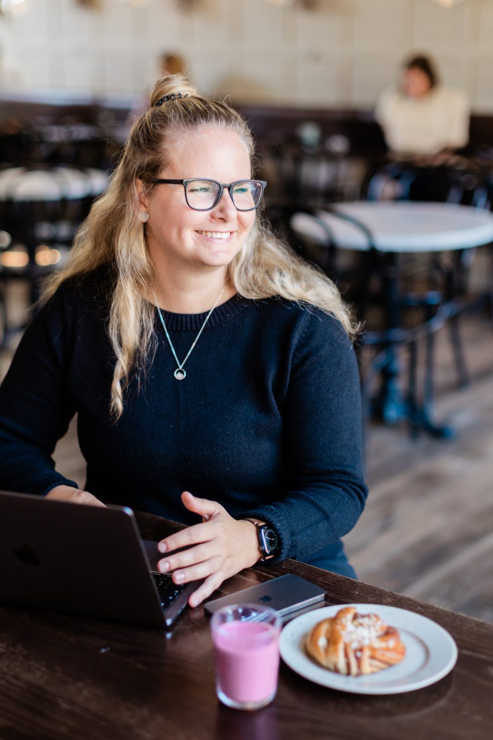 Personal brand photo of VA & Brand Designer Elin Bäck by Janine Laag at Lumeah Photography